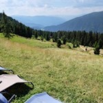 Die Liegestühle der Brunnerwiesen Alm laden zum Sonnenbad vor malerischer Kulisse ein