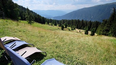 Die Liegestühle der Brunnerwiesen Alm laden zum Sonnenbad vor malerischer Kulisse ein