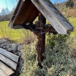 Längs des Weges laden Bänke zum Verweilen ein