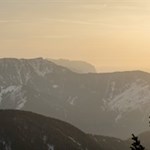 In der Ferne erhebt sich der Schlern