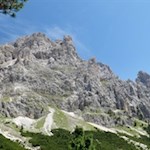 Blick auf die hochaufragenden Felswände des Rosengarten