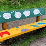 Zahlreiche Bänke laden zur kurzen Rast