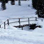 Die Brücke am Kaserill Bach unter einer dicken Schneedecke...