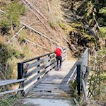 Eine Brücke führt trockenen Fußes über ein Bächlein