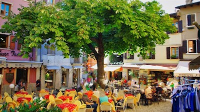 Eine der typischen Piazze in Malcesine