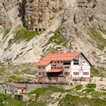 Im Sommer finden sich zahlreiche Wanderer in der Drei Zinnen Hütte ein