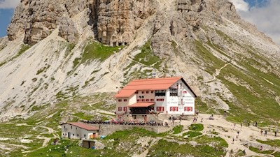 Im Sommer finden sich zahlreiche Wanderer in der Drei Zinnen Hütte ein