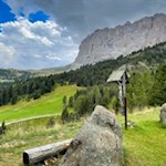 Vor der Kulisse des Langkofel lädt die Ciadinat Hütte zur Einkehr