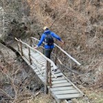 Unterhalb Siffians führt ein altes Brücklein über einen Bachlauf