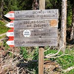 Der Anstieg zur Halslhütte ist mit einer Stunde ausgeschildert