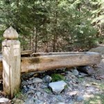 Unterwegs verheißen zwei Trinkwasserquellen erquickende Erfrischung