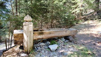 Unterwegs verheißen zwei Trinkwasserquellen erquickende Erfrischung