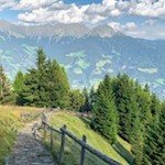 Vom Mutkopf führt ein Pflasterweg zu den Spronser Seen