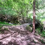 Hinter der Brücke beginnt der Carl-Toldt-Weg