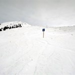 Die blauen Wegeschilder weisen den Weg zur Plosehütte