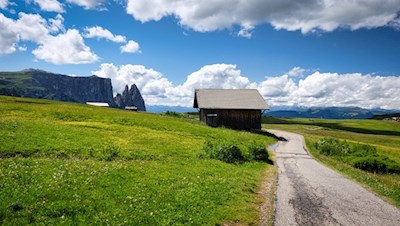 Sanft schlängelt sich der Wanderweg durch die Wiesen der Seiser Alm