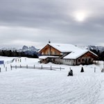 Die Rodelwanderung beginnt und endet bei der Gasserhütte am Rande der Villanderer Alm