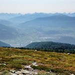 Ausblick von der Platte auf den Brunecker Talkessel und die ringsum aufragende Bergwelt