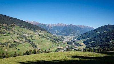Blick auf Telfes und das tiefer liegende Sterzing