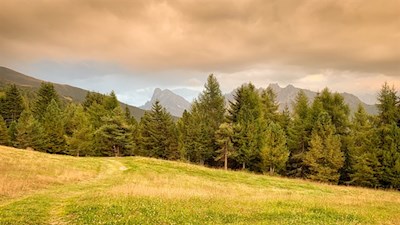 Vor der Kulisse des Peitlerkofel und der Geisler zurück nach Afers