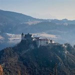 Kloster Säben thront auf einem steil abfallenden Hügel