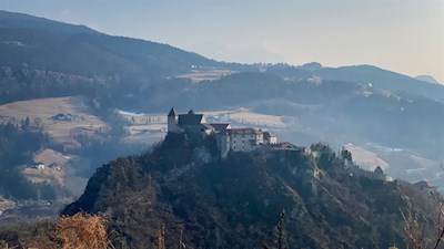 Kloster Säben thront auf einem steil abfallenden Hügel