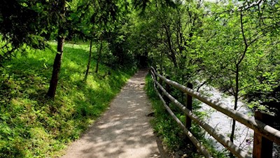 Entlang des Ratschinger Baches zum Eintrittshäuschen
