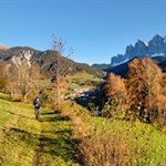 Der-Sunnseitnweg-führt-vor-malerischer-Kulisse-in-Richtung-St-Magdalena