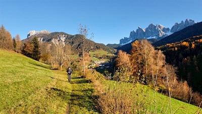 The Sunnseitnweg leads against a picturesque backdrop in the direction of Santa Maddalena