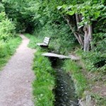 Längs des Rablander Waalweges laden Bänke zum Genießen und Verweilen ein