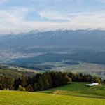 Von Platten führt die Wanderung durch aussichtsreiche Wiesen in Richtung Pfalzen