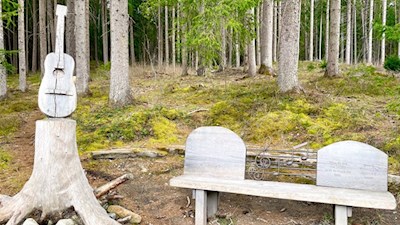 Kunstvoll gestaltete Bank auf dem LandArt-Weg
