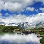 Die gegenüberliegenden Zillertaler Alpen und die klaren Wasser des Klaussees verschmelzen zu einem Meisterwerk der Natur