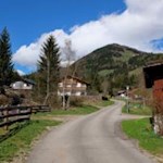 Über eine asphaltierte Straße zum Gaiser Waalweg