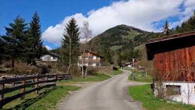 Über eine asphaltierte Straße zum Gaiser Waalweg