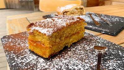 Hausgemachter Karottenkuchen der Plattner Alm