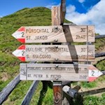 Auf dem Joch folgt man dem Wanderweg Nr. 2 in Richtung Poinland Almen