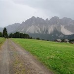 Der Zirbelkieferweg öffnet schöne Blicke auf die Aferer Geisler