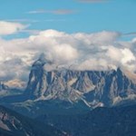 Wolkenverhangen, Lang- und Plattkofel vom Latzfonser Kreuz aus