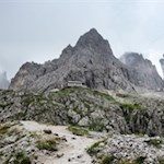 Die Langkofelhütte liegt in einer atemberaubenden Berglandschaft