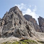Die Langkofelhütte zu Füßen des Langkofelkarspitz