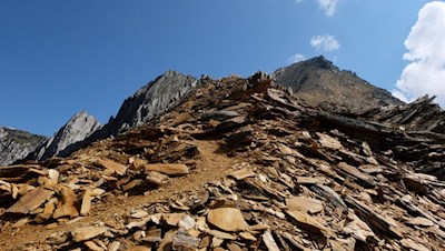 Über rostrote Schieferplatten auf die Rotbachlspitze