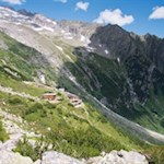 Die-Kegelgasslalm-ist-in-eine-berückende-Berglandschaft-gebettet