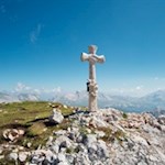 Das-formschöne-Gipfelkreuz-der-Antoniusspitze-vor-traumverlorener-Kulisse