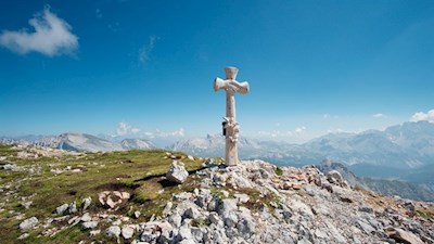 Das formschöne Gipfelkreuz der Antoniusspitze vor traumverlorener Kulisse