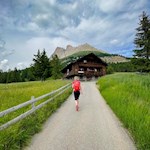 Vom Karerpass folgt die Wanderung zunächst einem Asphaltsträßchen