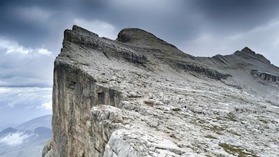 Blick auf den Heiligkreuzkofel und den benachbarten Zehnerkofel