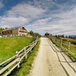 Unterwegs lädt die moderne Starkenfeldhütte zur Einkehr