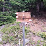 Schließlich zweigt rechts der Weg zur Kapaire Alm ab