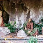 Längs des Weges erinnern nahezu lebensgroße Figuren an den Leidensweg Christi